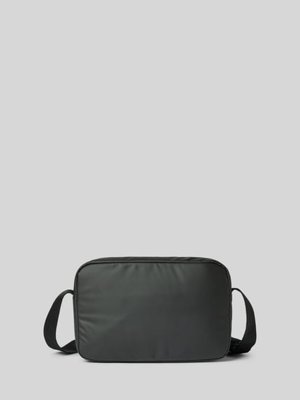 Produktfoto, Handtasche mit Label-Patch und verstellbarem Schulterriemen van CK Calvin Klein model PUFFER UTILITY CAMERA BAG, heren schoudertas met hoofdvak met ritssluiting, labelpatch en verstelbare schouderband, zwart, 30 cm breedte, 16 cm lengte, 7 cm diepte, bandlengte 145 cm.