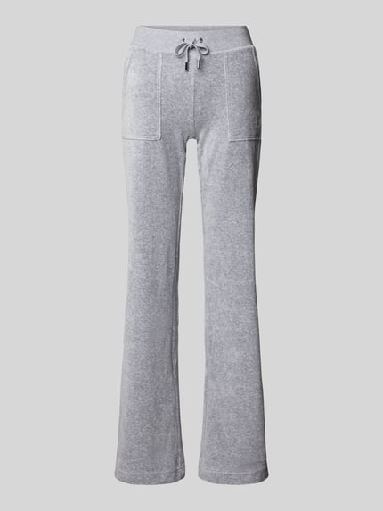 Produktfoto, Low Rise Sweatpants mit elastischem Bund Modell 'LAYLA' von Juicy Couture aus grauem Baumwoll-Mix mit Stretch-Anteil, Flared-Cut, Eingrifftaschen, weiche Textur, Damen-Sweatpants, 39 cm Innenbeinlänge bei Größe S.