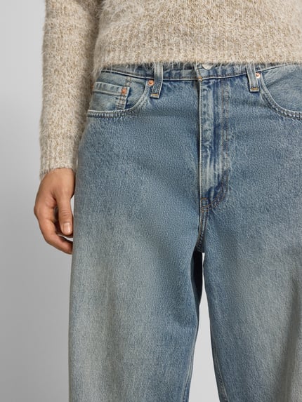 Männermodel draagt Baggy Jeans met 5-pocket-design van Levi’s®, lichtblauwe denim, rechte losse pasvorm, katoen, detailopname heupen.