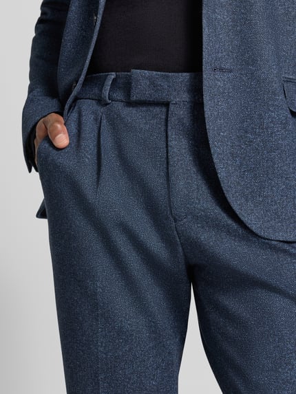 Männermodel trägt Straight Fit Hose mit Baumwoll-Anteil Modell 'DiConnor' von Zuitable, Strukturmuster, Nahaufnahme Oberkörper.