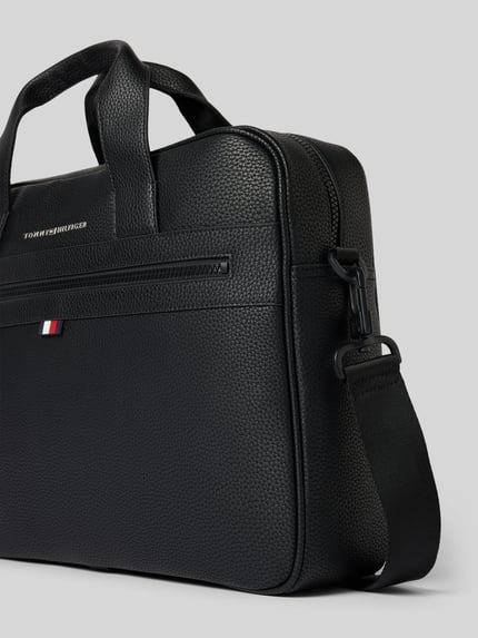 Produktfoto, Laptoptasche in Leder-Optik von Tommy Hilfiger, zwart, korrelige textuur, korte handvatten, afneembare schouderriem, voorvak met rits, centraal logo, 40x35x10 cm, modern en duurzaam design voor heren