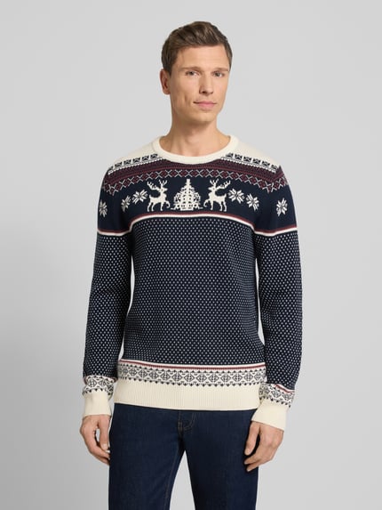 Mannenmodel draagt Strickpullover mit gerippten Abschlüssen van Lindbergh in katoenmix, navy met crème en rode details, regular fit, ronde hals, vooraanzicht bovenlichaam.