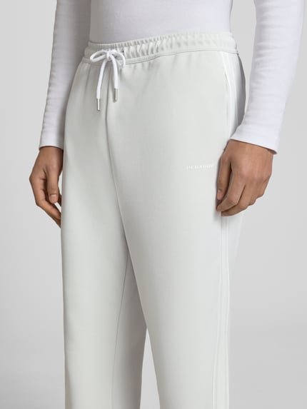 Männermodel trägt Wide Leg Sweatpants mit elastischem Bund von Pegador, Herren Sweatpants, Baumwoll-Anteil, Logo, Nahaufnahme Oberkörper.