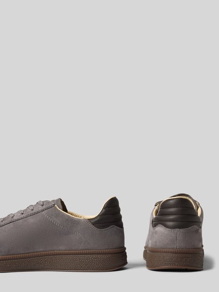 Productfoto, grijze sneakers van rundleer model 'Cuzmo' van GANT Heren, bruin rubberen zool, leren textuur, zij- en achteraanzicht.
