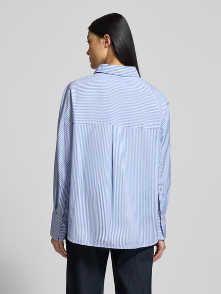 Kobiece model prezentuje Regular Fit Hemdbluse aus reiner Baumwolle od Marc O'Polo, niebieskie paski, długi rękaw, widok całej sylwetki z tyłu.