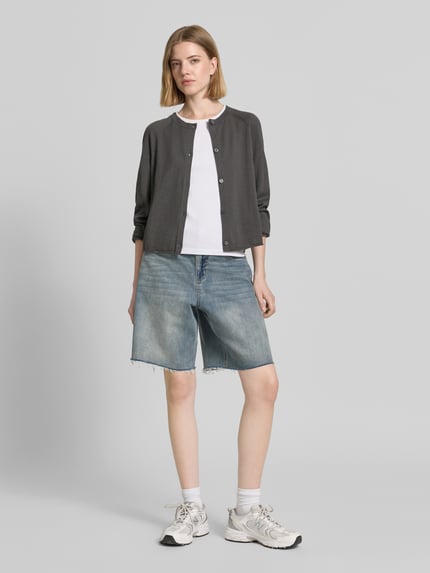 Frauenmodel trägt Relaxed Fit Strickjacke aus Baumwoll-Leinen-Mix von Marc O'Polo, Optik: Unifarben, Passform: Relaxed-Fit, Rundhals, Ärmelform: Langarm, Verschluss: Knopfleiste, Ganzkörperansicht von vorne.
