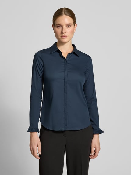 Frauenmodel trägt Hemdbluse aus Baumwoll-Mix Modell 'Mattie' von MOS MOSH, dunkelblau, Slim Fit, Rüschenärmel, Ganzkörperansicht von vorne.