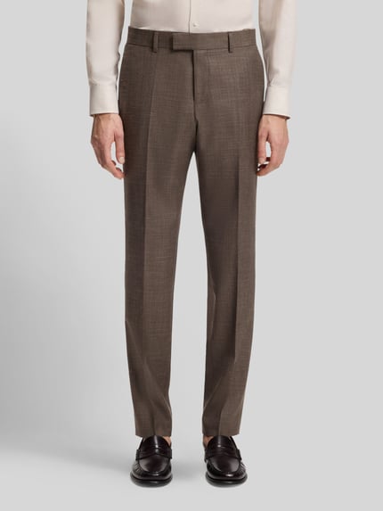 Männermodel trägt Slim Fit Anzughose aus Schurwoll-Seide-Leinen-Mix Modell 'H-GENIUS-B1-262' von BOSS z efektem melanżu, kanty, szlufki na pasek, wpuszczane kieszenie, kieszenie z tyłu, krój slim fit, zapięcie na haftkę i zamek błyskawiczny, mieszanka żywej wełny, jedwabiu i lnu, melanż, model męski, Ganzkörperansicht von vorne.