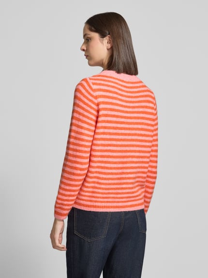 Frauenmodel trägt Regular Fit Strickpullover mit Woll-Anteil von ZABAIONE, orange-weiß gestreift, gerippte Abschlüsse, Rückenansicht, Ganzkörperansicht Rückansicht.