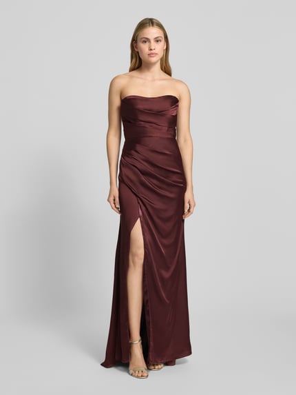 Vrouwenmodel draagt avondkleid uit satijn in off-shoulder-look met split van Luxuar, A-lijn, maxi, vooraanzicht volledige lengte.