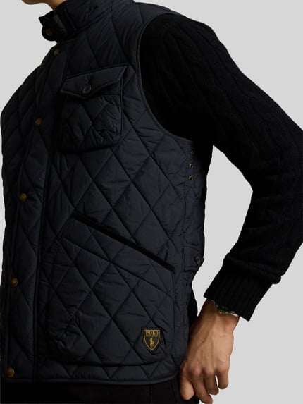 Männermodel trägt Regular Fit Weste mit Logo-Patch Modell 'BEATON' von Polo Ralph Lauren, schwarze Steppstruktur, Nahaufnahme Oberkörper