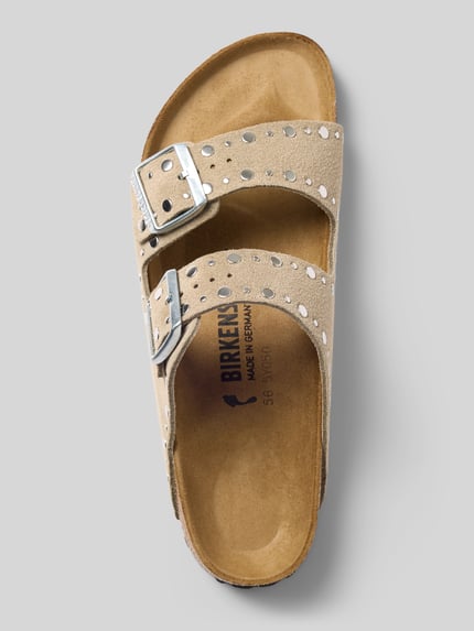 Productfoto, sandaaltjes van echt leer met doornsluiting en studs, model 'Arizona Rivet' van Birkenstock, hakhoogte 4 cm, maat 40, zandkleur, gladde en gestructureerde texturen