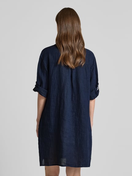 Frauenmodel trägt knielanges Leinenkleid mit Knopfleiste Modell 'Al44inii' von ZABAIONE in Dunkelblau, gerader Schnitt, Rückenansicht, Ganzkörperansicht Rückansicht.