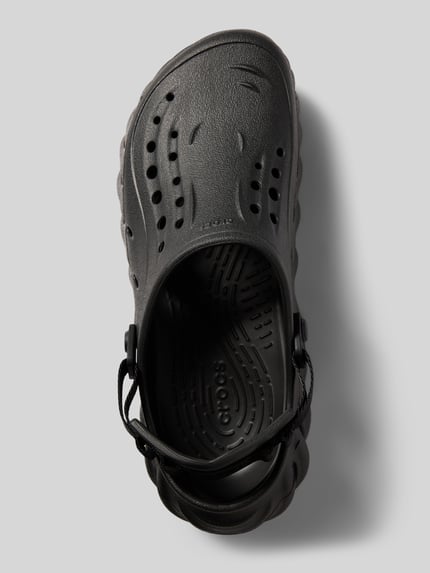 Produktfoto, schwarze Clogs mit verstellbarem Riemen Modell 'Echo' von Crocs, Abgerundete-Spitze, Schlupfform, Herren, Absatzhöhe 6 cm, Größe 43/44, strukturierte Oberfläche