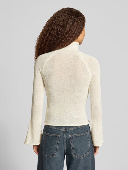 Frauenmodel trägt Slim Fit Cardigan mit Rollsaum Modell 'FOLKLORE' von DAISY STREET in Creme, feine Struktur, Rundhalsausschnitt, Ganzkörperansicht Rückansicht. Rückenlänge 54 cm, Ärmellänge 54 cm, schlichte Knopfleiste, Damen Cardigan.