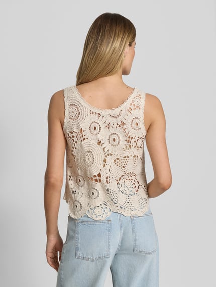 Frauenmodel trägt Häkeltop mit Rundhalsausschnitt von Milano Italy in Creme, reine Baumwolle, semitransparent, Rückansicht, Ganzkörperansicht.