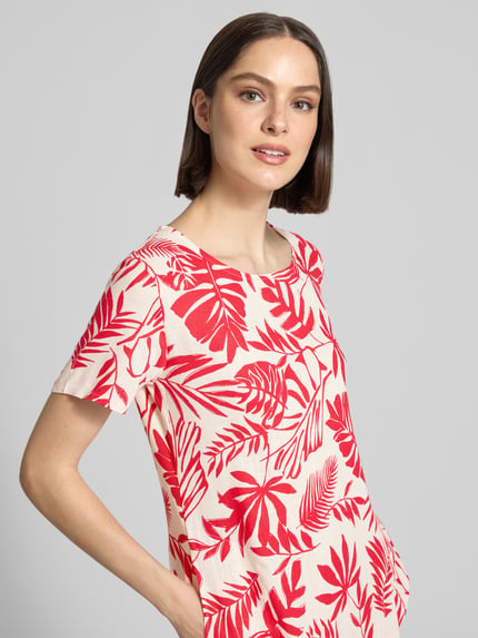 Vrouwenmodel draagt Relaxed Fit jurk uit viscosemix model 'Tara' van ZABAIONE, met linnen, ronde hals, rood-wit bladmotief, met korte mouwen, Nahaufnahme Oberkörper.
