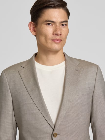 Männermodel trägt Slim Fit 2-Knopf-Sakko mit Pattentaschen von JOOP! Collection, Woll-Mix mit Lyocell-Anteil, Nahaufnahme Oberkörper.