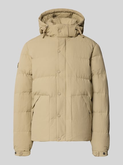 Produktfoto, sandfarbene Jacke mit Kapuze Modell 'CLASSIC EVEREST' von Superdry mit Reiß- und Druckknopfverschluss aus Textil mit Label-Patch.