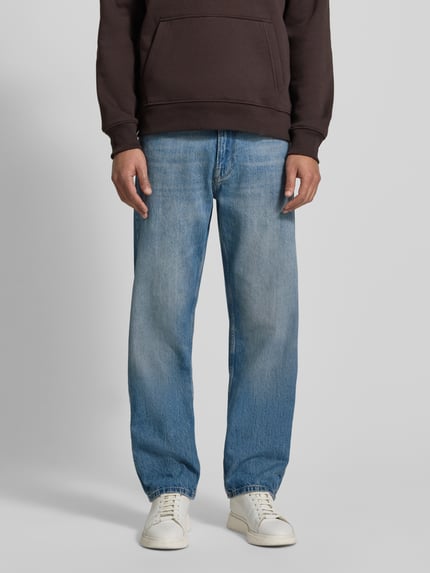 Männermodel trägt Straight Leg Jeans aus reiner Baumwolle Modell 'DOVER' von Tommy Hilfiger, Optik: Unifarben, Denim, Ganzkörperansicht von vorne.