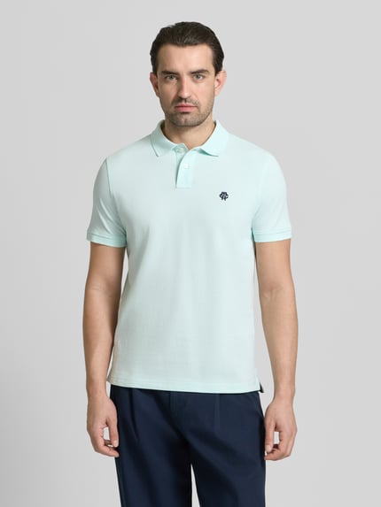 Mężczyzna nosi Slim Fit Poloshirt mit Logo-Stitching od MCNEAL z bawełny, polokragen, jasnoniebieski, krój slim fit, widok z przodu, całe ciało.