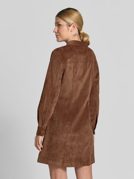 Vrouwenmodel draagt a-lijn vrijetijdsjurk in corduroy look, bruin met knoopdetails, model 'SANNE' van VERO MODA, Dames, volledige achteraanzicht
