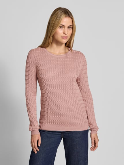 Frauenmodel trägt Slim Fit Strickpullover mit Zopfmuster von Christian Berg Woman in Rosa mit Rundhalsausschnitt, Baumwoll-Mix, Ganzkörperansicht von vorne.