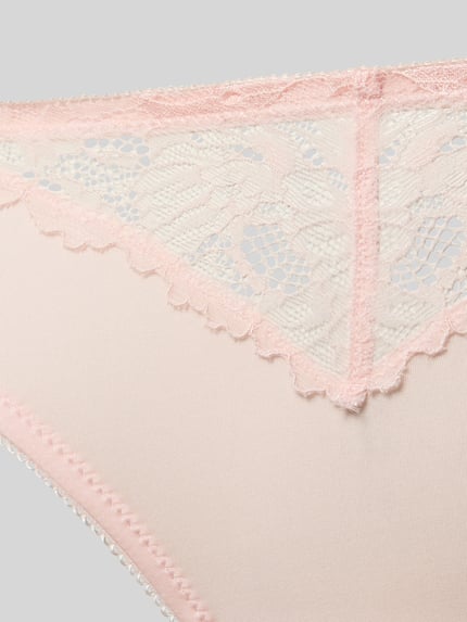 Produktfoto, Slip mit Spitzenbesatz Modell 'Luxurious' von Mey aus zartrosafarbenem Material-Mix mit Stretch-Anteil, elastischer Bund, detailreiche Spitzenstruktur