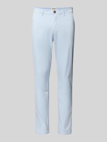 Produktfoto, jasnoniebieskie spodnie materiałowe Slim Fit Stoffhose mit Gesäßtaschen Modell 'Marco' od JACK & JONES, mieszanka bawełny, wpuszczane i tylne kieszenie, zapięcie na guzik i zamek błyskawiczny, szerokość w rozmiarze 32/32: 43 cm, długość wewnętrzna nogawki: 75 cm