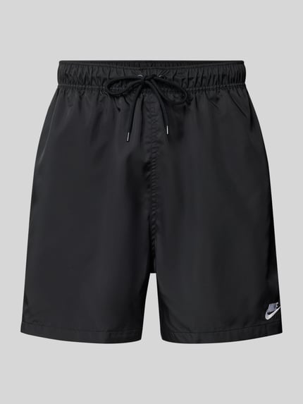 Produktfoto, Shorts mit Label-Stitching und elastischem Bund von Nike in Schwarz, glänzende glatte Textur, Regular-Fit, Tunnelzug, Bundweite bei Größe M 41 cm, Innenbeinlänge bei Größe M 14 cm.