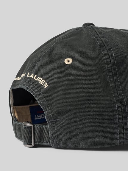 Produktfoto, Cap aus reiner Baumwolle von Polo Ralph Lauren in dunklem Grau mit sichtbarer Metallschnalle und Stickerei, Nahaufnahme Rückansicht