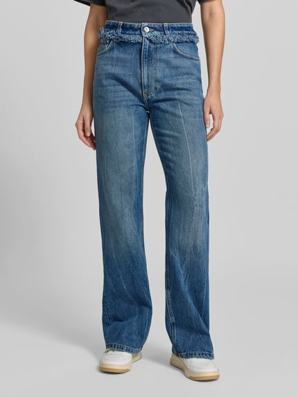 Frauenmodel trägt Regular Fit Bootcut-Jeans mit Paperbag-Bund von Rabanne in medium Wash Denim mit Used Look, sichtbare Nähte und Knöpfe, 5-Pocket-Design, Ganzkörperansicht von vorne.