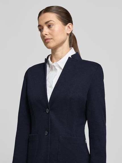 Frauenmodel trägt Blazer mit Reverskragen und Eingrifftaschen von WHITE LABEL in Dunkelblau, tailliert, Baumwoll-Mix, Nahaufnahme Oberkörper.