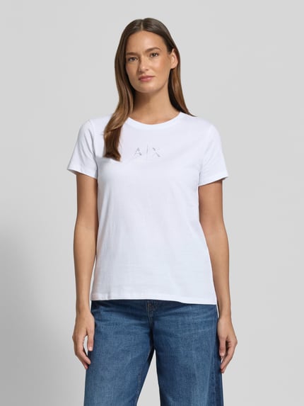 Vrouwenmodel draagt T-shirt met ronde hals en logo van Armani Exchange in puur katoen, regular fit, ruglengte maat S 62 cm, voorkant volledige lichaamsweergave