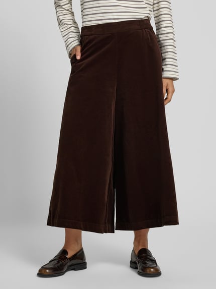 Frauenmodel trägt Culotte mit Eingrifftaschen Modell 'Olana' von FREE/QUENT, brauner Baumwoll-Elasthan-Mix, elastischer Bund, Wide Leg, Nahaufnahme Unterkörper.