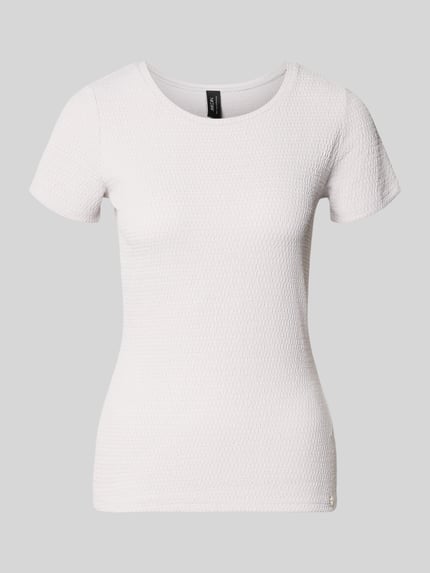 Produktfoto, weißes T-Shirt mit Label-Detail von Marc Cain, strukturierte Textur, körpernaher Schnitt, U-Ausschnitt, elastischer Material-Mix