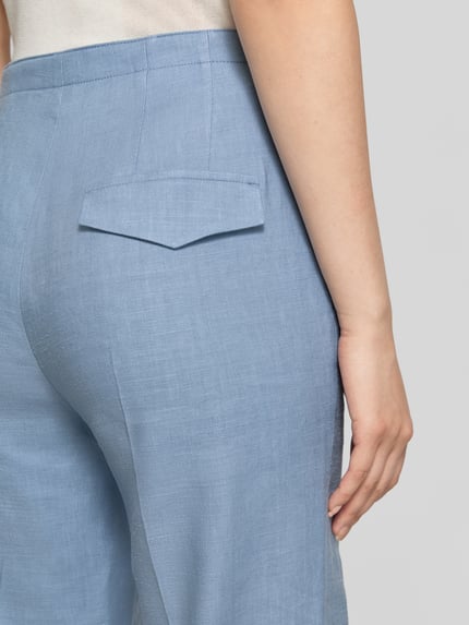 Frauenmodel trägt Slim Fit Marlenehose aus Leinen-Mix von Windsor in Hellblau mit Bundfalten und Stretch-Anteil, Nahaufnahme Rückansicht.