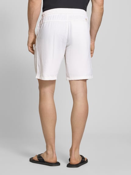 Männermodel draagt Shorts uit linnen-viscosemix model 'MALVIN' van Blend, regular fit, elastische tailleband, wit, ganzichaansicht achteraan.