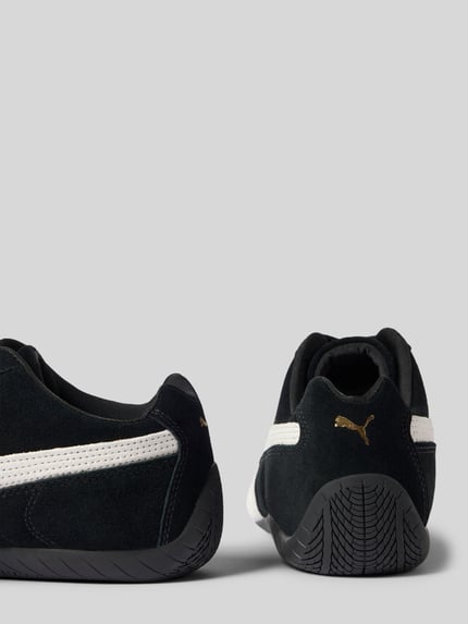 Produktfoto, Sneaker aus Leder-Mix Modell 'Speedcat' von PUMA in Schwarz mit weißen Akzenten, Label-Details, Logo-Stitching, Schafthöhe 7 cm, Schaftweite 8 cm, Absatzhöhe 1 cm, Abgerundete-Spitze, Detailaufnahme.