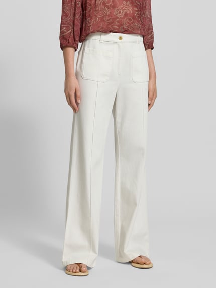 Frauenmodel trägt Jeans mit Längsnähten und aufgesetzten Taschen von Jake*s Collection aus Baumwoll-Lyocell-Mix, Wide Leg, Nahaufnahme Unterkörper.