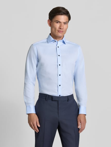 Männermodel trägt ein hellblaues Modern Fit Businesshemd aus reiner Baumwolle von OLYMP, glatte Struktur, Ganzkörperansicht von vorne. Herren Businesshemd von OLYMP
