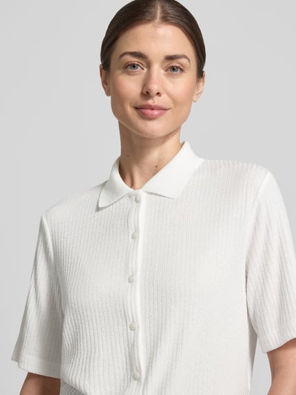 Frauenmodel trägt Regular Fit Poloshirt mit durchgehender Knopfleiste von OPUS, Viskose-Mix mit Stretch-Anteil, Nahaufnahme Oberkörper.