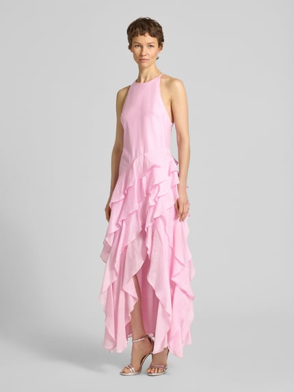 Frauenmodel trägt Cocktailkleid aus Lyocell-Mix mit Leinen-Anteil Modell 'Jianna' von Forever New, A-Linie, Maxikleid, Volants, Ganzkörperansicht von vorne.