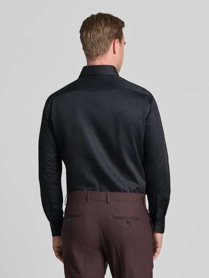 Männermodel trägt Modern Fit Businesshemd aus reiner Baumwolle Modell 'Global Kent' von OLYMP in Dunkelblau, Ganzkörperansicht Rückansicht. Herren Businesshemd von OLYMP.