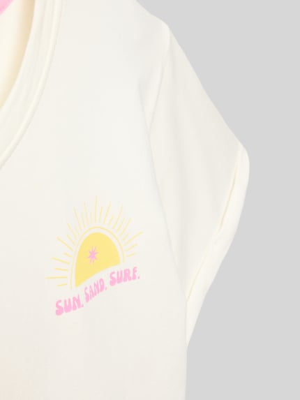 Meisje draagt T-shirt met print en ronde hals van DANAMADE, mix van katoen en elastaan, relaxed fit, omslag aan de mouwen, detailopname.