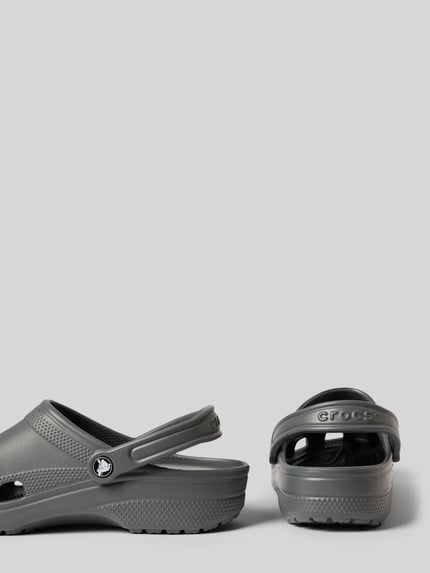 Produktfoto, Clogs mit Label-Detail von Crocs, szary kolor, zaokrąglony nosek, wsuwana forma, regulowany pasek, wysokość obcasa 5 cm w rozmiarze 43/44
