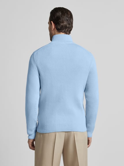 Männermodel trägt Strickpullover mit Stehkragen und Reißverschluss von Lindbergh in Hellblau, Baumwoll-Mix, Regular-Fit, Ripp-Optik, Ganzkörperansicht Rückansicht.