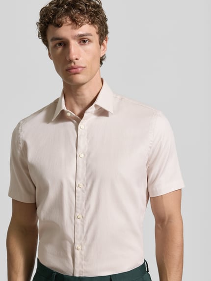 Mannenmodel draagt Slim Fit Business-Hemd aus Baumwolle mit Kentkragen van Jake*s, lichtroze, katoen, slim fit, korte mouw, knoopsluiting, voorkant bovenlichaam close-up.