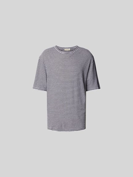 Produktfoto, Regular Fit T-Shirt aus Leinen-Mix von Officine Générale, biało-granatowe paski, krój regular fit, len-bawelna, okrągły dekolt, ramiona opadające, półrękaw, długość tyłu w rozmiarze M: 75 cm
