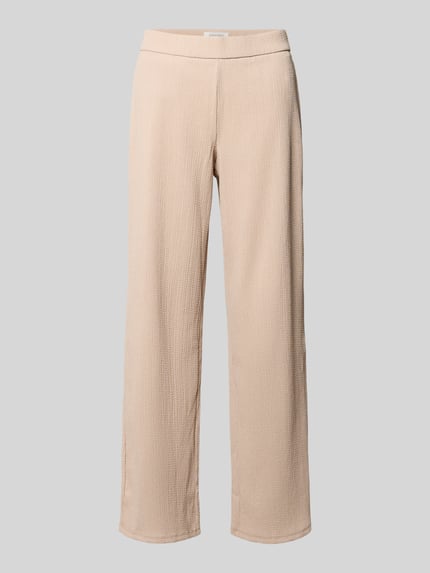 Produktfoto, beige Stoffhose mit Strukturmuster, elastischem Bund, Relaxed Fit, Modell 'Filiz' von STEHMANN auf hellgrauem Hintergrund.